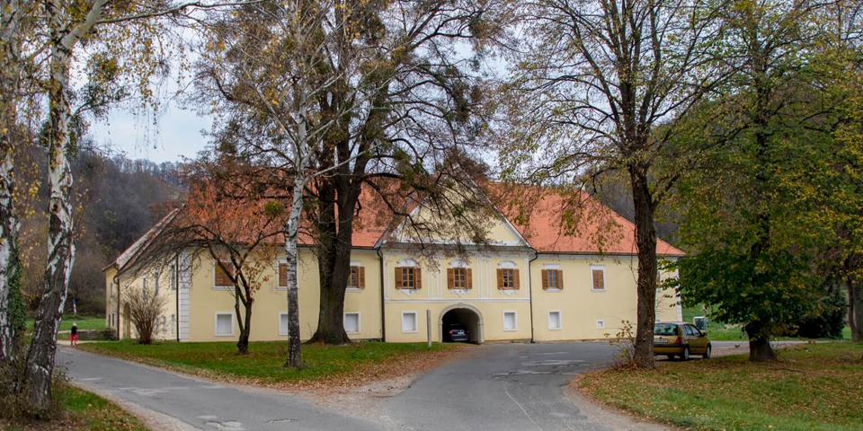Prezentacija umetniških/arhitekturnih intervencij za Račji dvor reCITYing: reaktivacija opuščenih prostorov v urbanih središčih Prezentacija umetniških/arhitekturnih intervencij za Račji dvor reCITYing: reaktivacija opuščenih prostorov v urbanih središčih