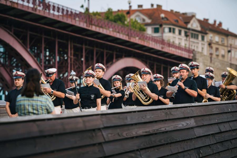 Povorka Pihalnega orkestra Pošta Maribor Povorka Pihalnega orkestra Pošta Maribor