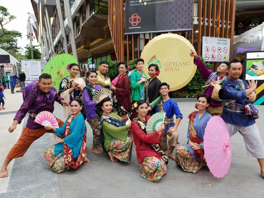 Folkart v mestu - Hrvaška, Singapur, ZDA Folkart v mestu - Hrvaška, Singapur, ZDA