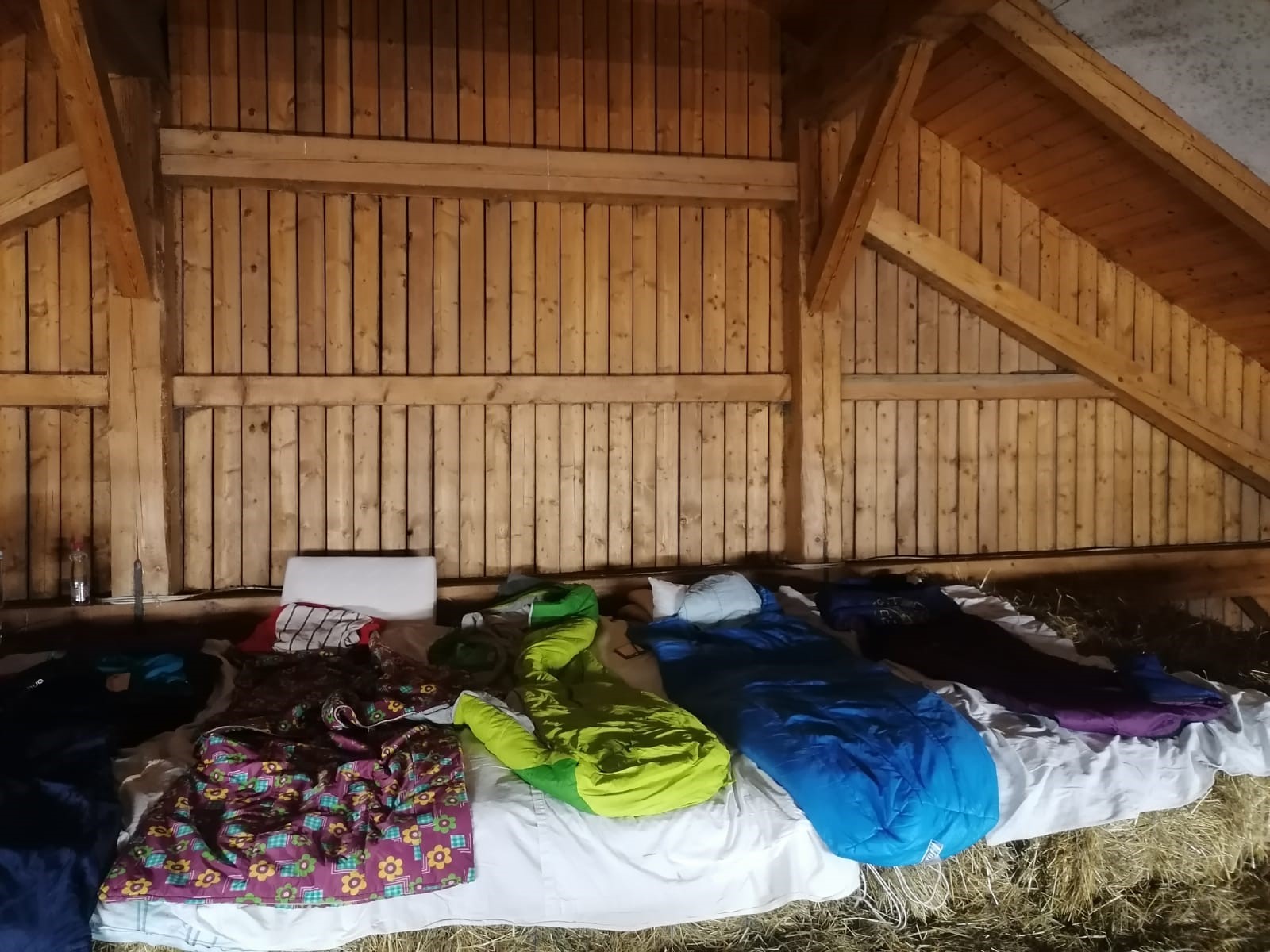 Mini počitniški tabor s spanjem na seniku