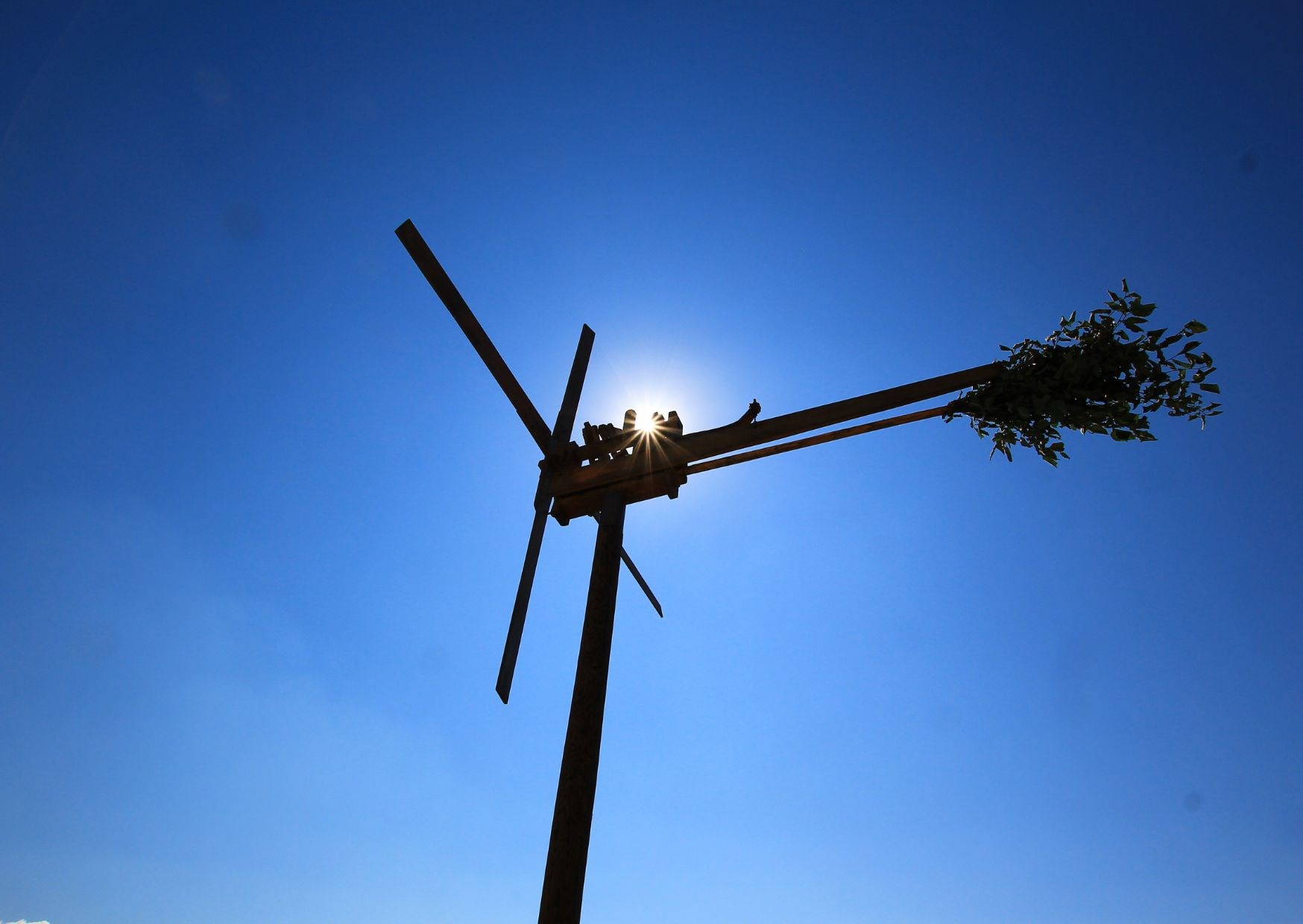 Postavljanje klopotca v Brestrnici Postavljanje klopotca v Brestrnici
