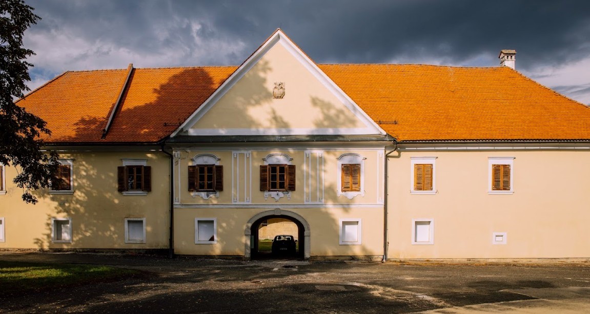 Arhitektura v preobrazbi: Račji dvor med zgodovino in prihodnostjo Arhitektura v preobrazbi: Račji dvor med zgodovino in prihodnostjo