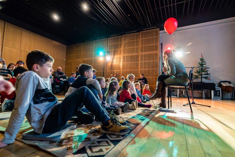 Vilinska pravljica: Je kdo videl ježkov plašč? Vilinska pravljica: Je kdo videl ježkov plašč?