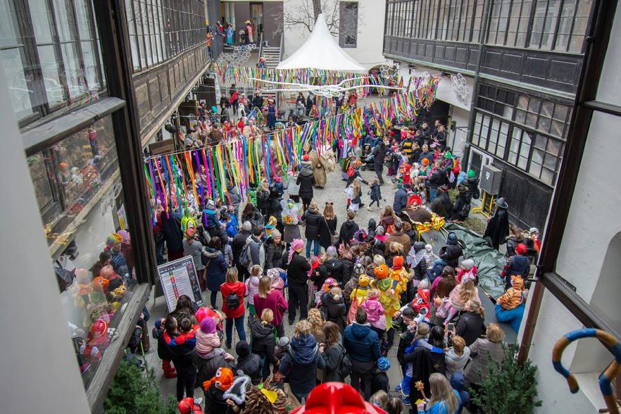 Pust Vetrinjski!: (Fl)etno družinsko pustovanje