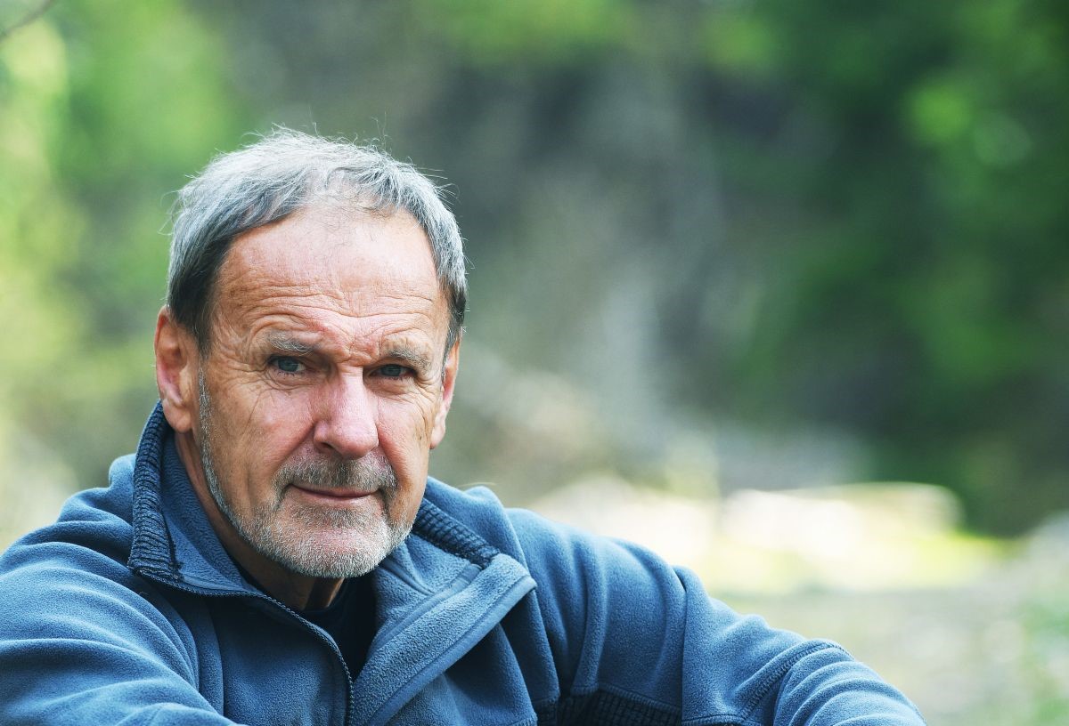 Viki Grošelj • Kjer v senci mogočnih gora zbledi človeški napuh …