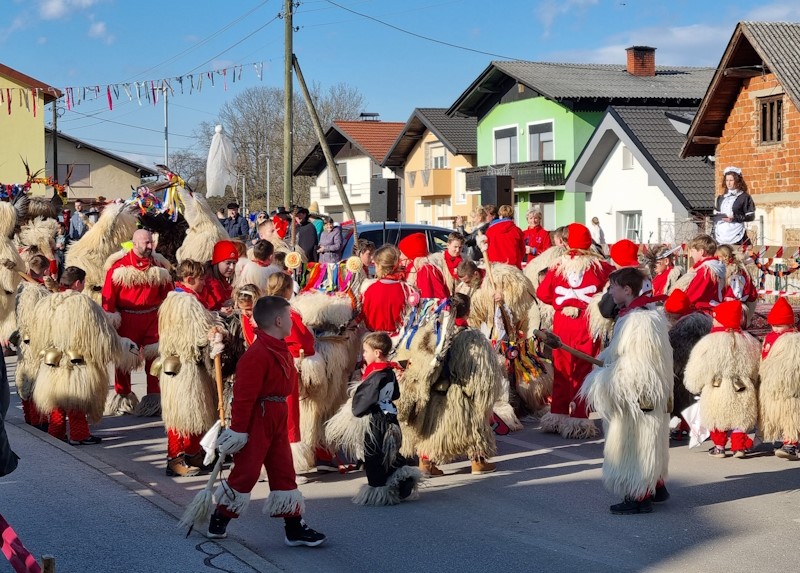 Pustna povorka Skoke - Dobrovce