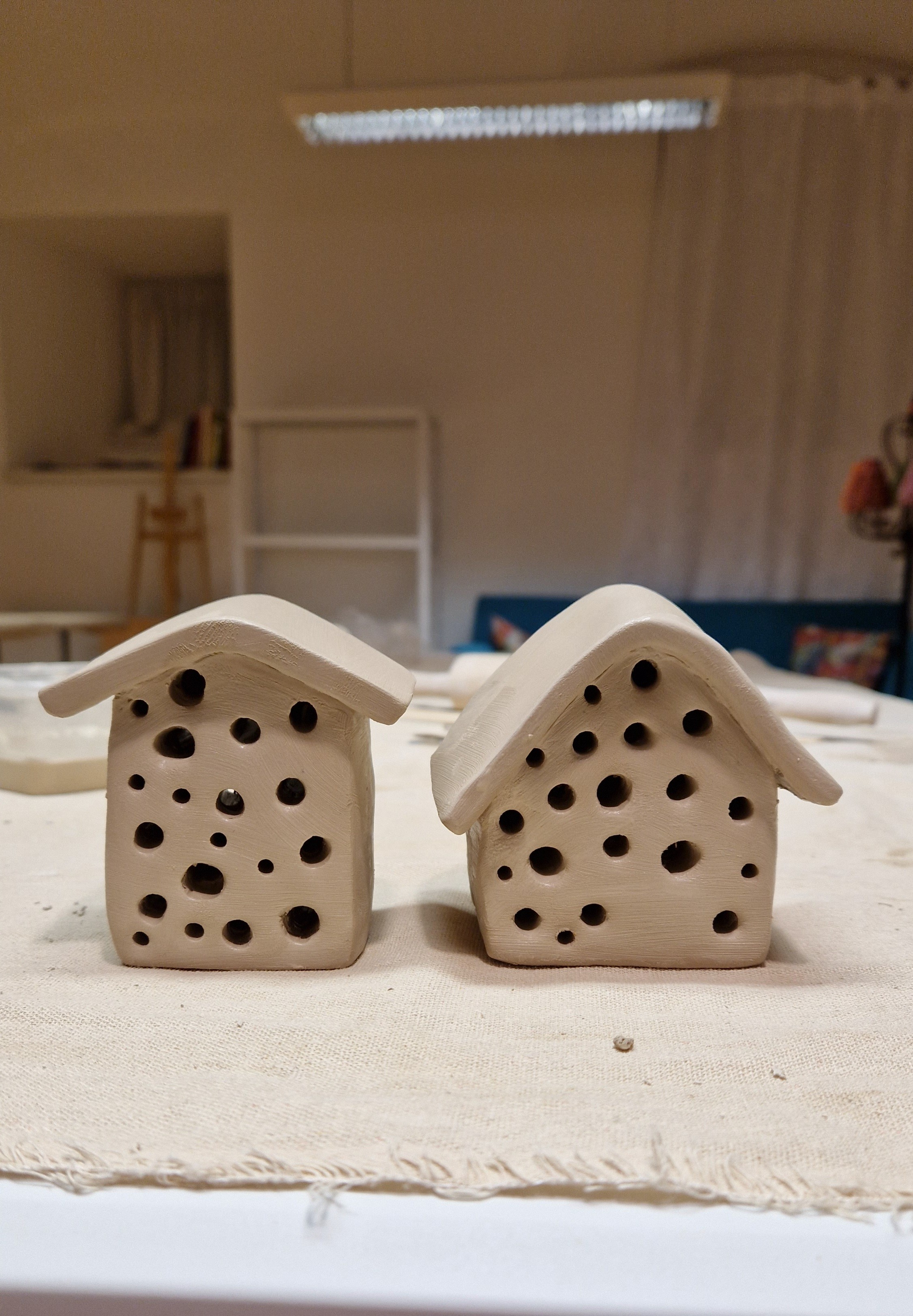 Glinena hiška za žuželke z Anjo Kozel