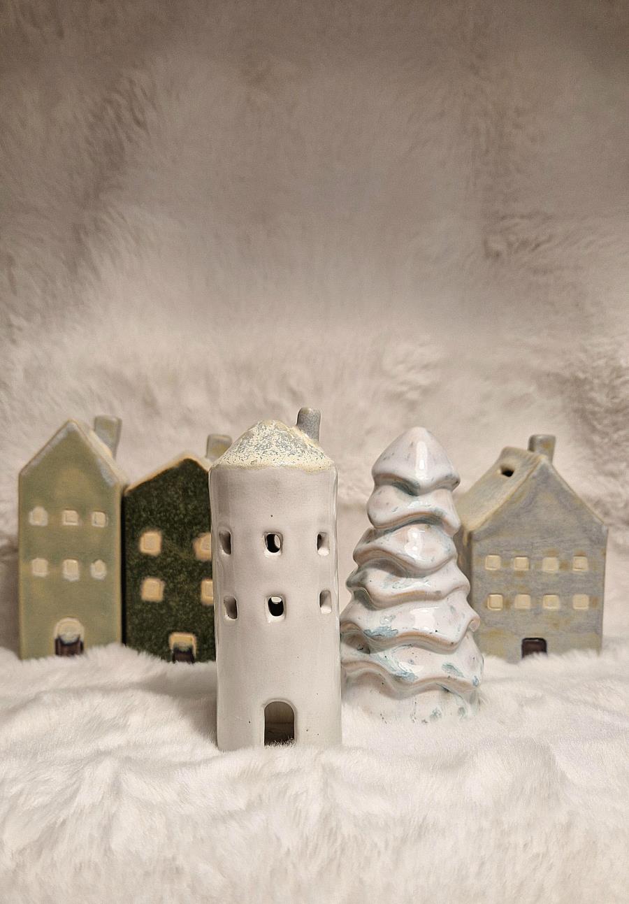 Mala glinena vas z Anjo Kozel Mala glinena vas z Anjo Kozel