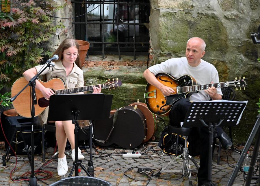Glasbeni duet Zala Črešnik in Marko Zaletelj