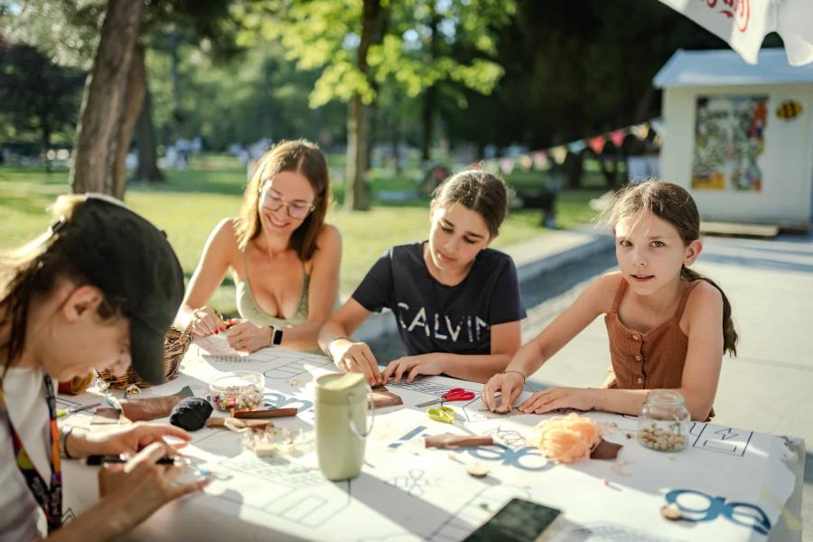 Poletni Art kamp • Nesem sončnico na rami Poletni Art kamp • Nesem sončnico na rami
