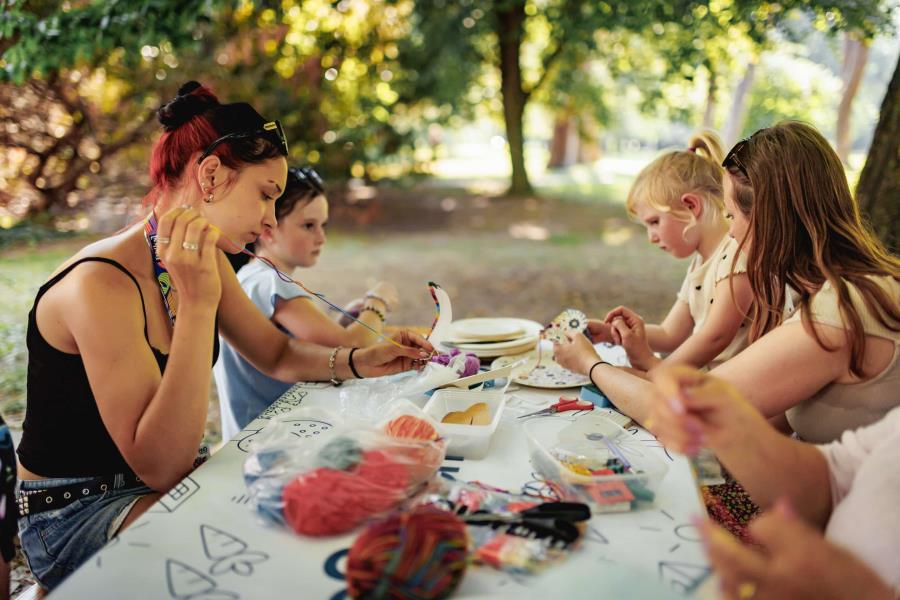 Poletni Art kamp • Vsem ljudem nikoli ne ustežeš Poletni Art kamp • Vsem ljudem nikoli ne ustežeš