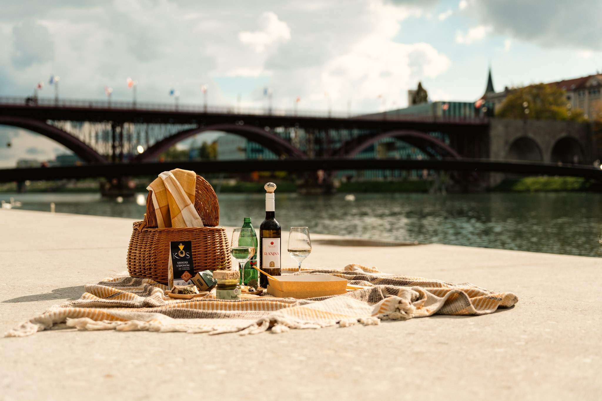 Piknik na mestni plaži s košarico dobrot Najstarejše trte in Dravskimi elektrarnami Maribor Piknik na mestni plaži s košarico dobrot Najstarejše trte in Dravskimi elektrarnami Maribor